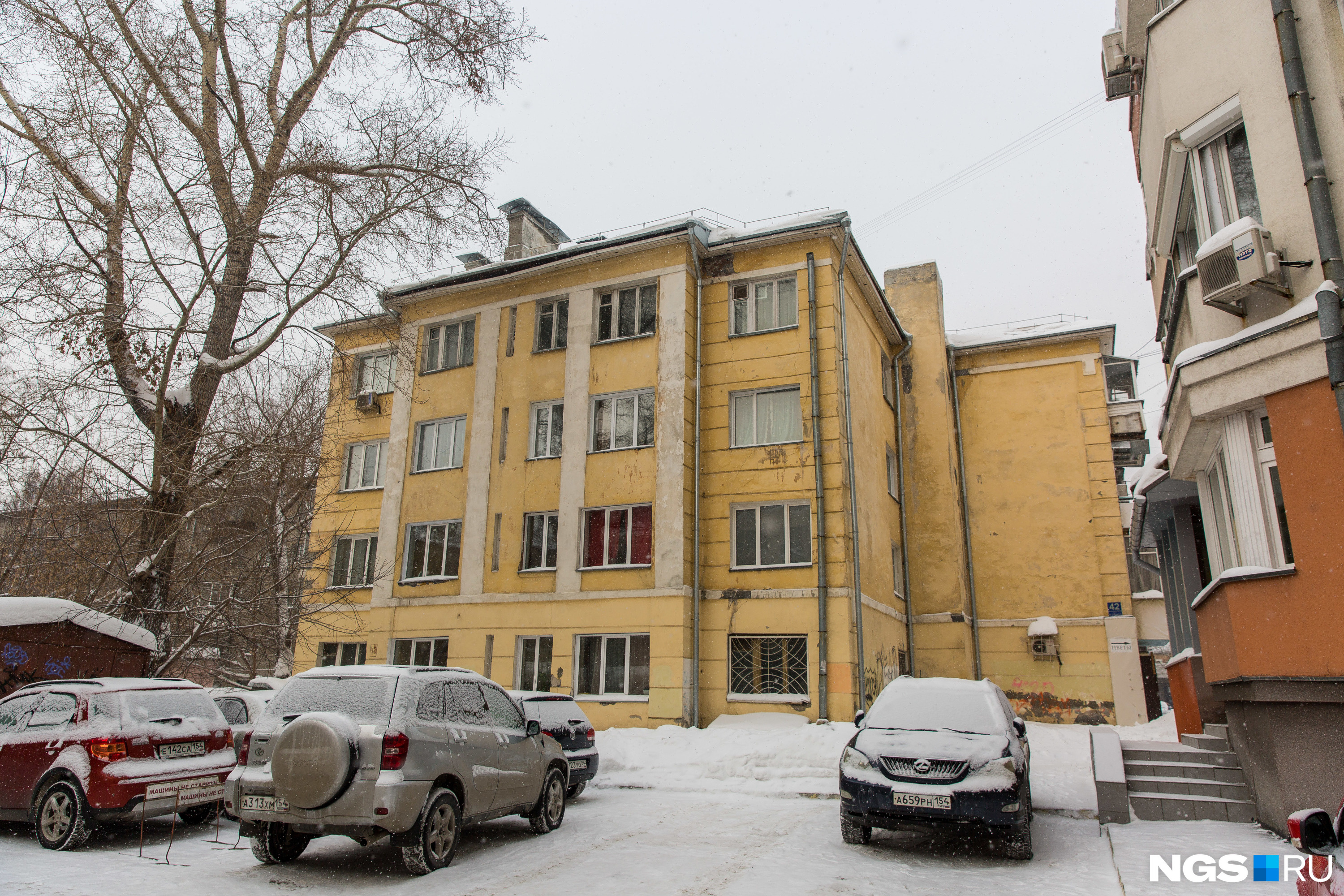 Дом на Максима Горького, 42 в некоторых источниках отмечен как памятник, но под охрану не взят