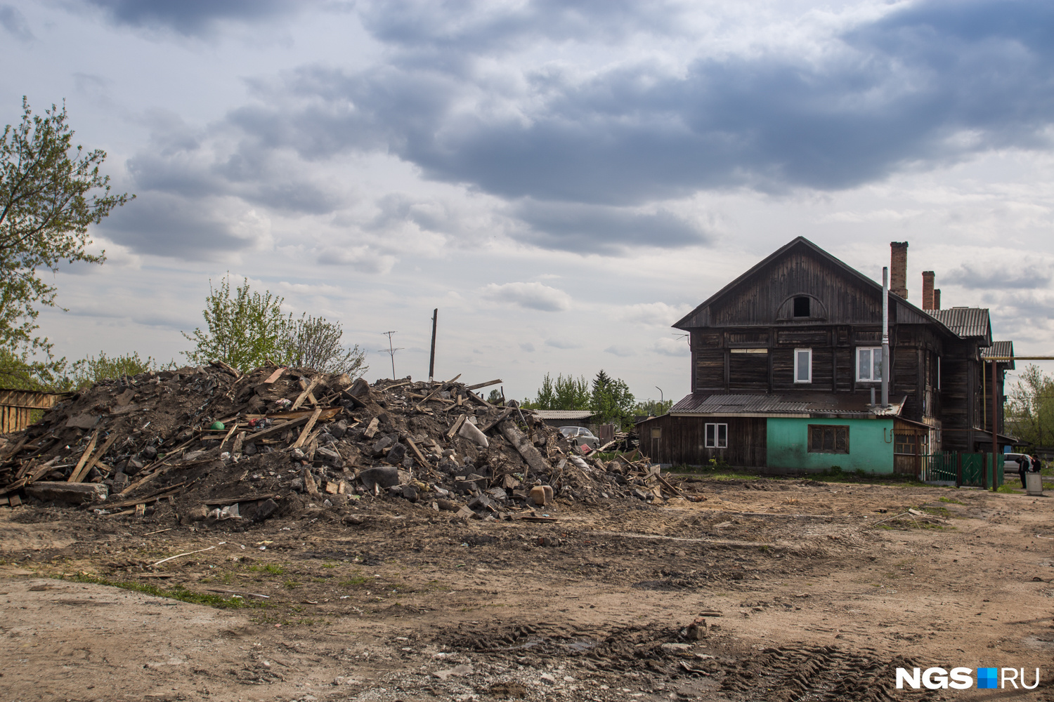 После темного деревянного барака