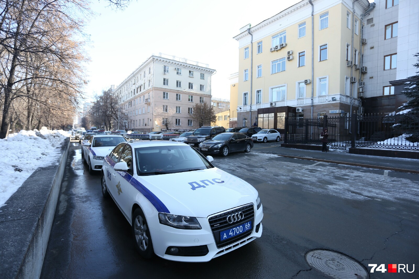 Николай Цуканов уже на месте: на парковке отдыхают сотрудники ГИБДД, сопровождавшие его кортеж из Екатеринбурга