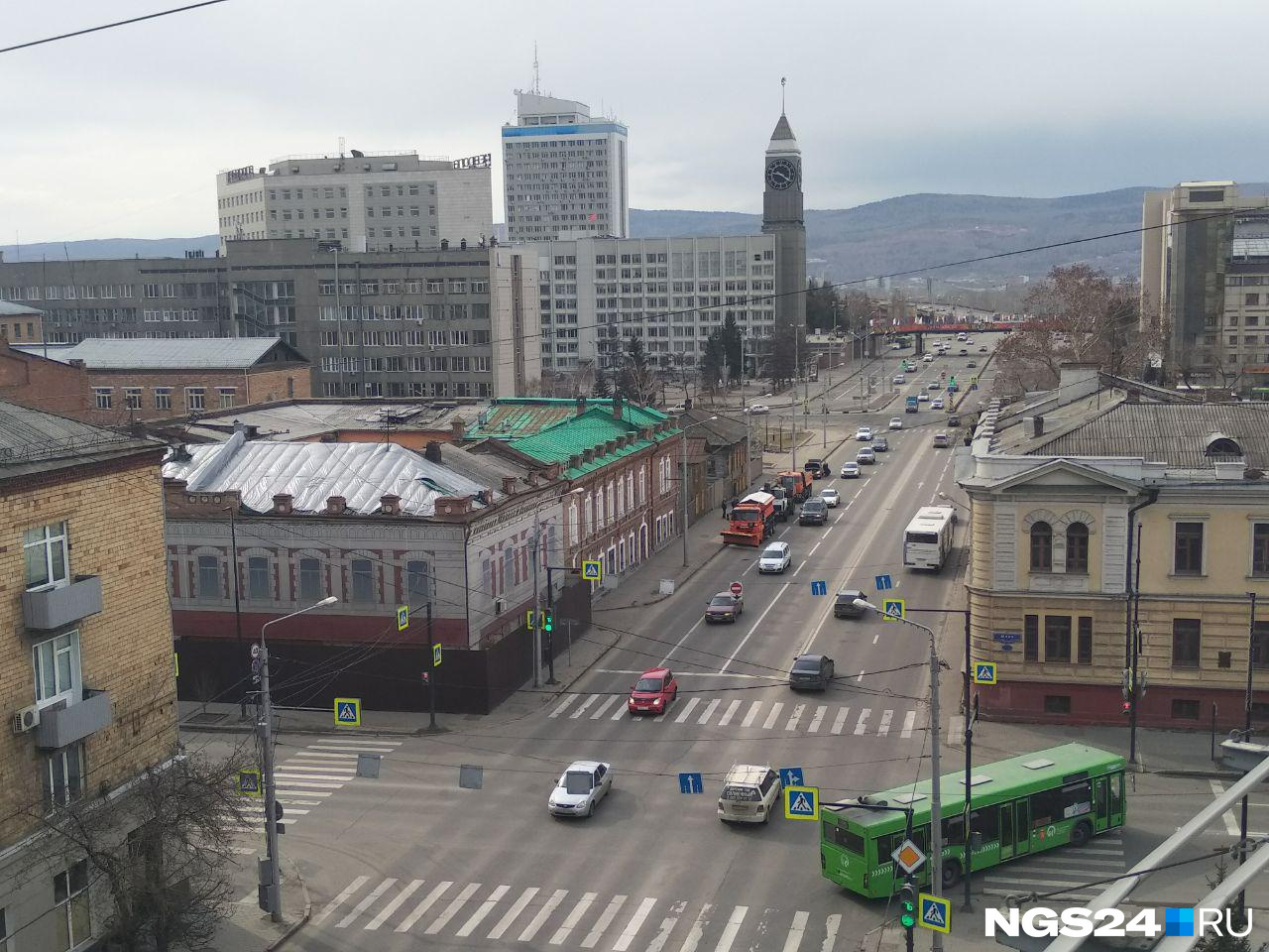 Спецтехника выстроилась на центральных улицах Красноярска. По традиции в назначенный час машины перекроют магистрали и отделят пешеходную зону для шествия Спецтехника выстроилась на центральных улицах Красноярска. По традиции в назначенный час машины перекроют магистрали и отделят пешеходную зону для шествия
