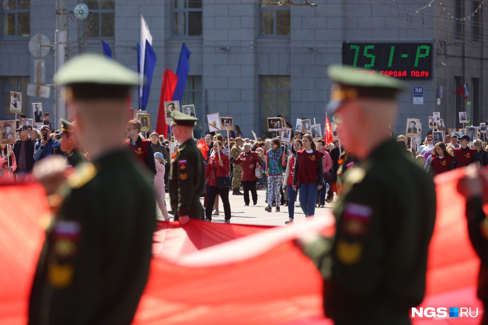 Парад начался в 10:00, сразу за ним началось шествие «Бессмертного полка» Парад начался в 10:00, сразу за ним началось шествие «Бессмертного полка»