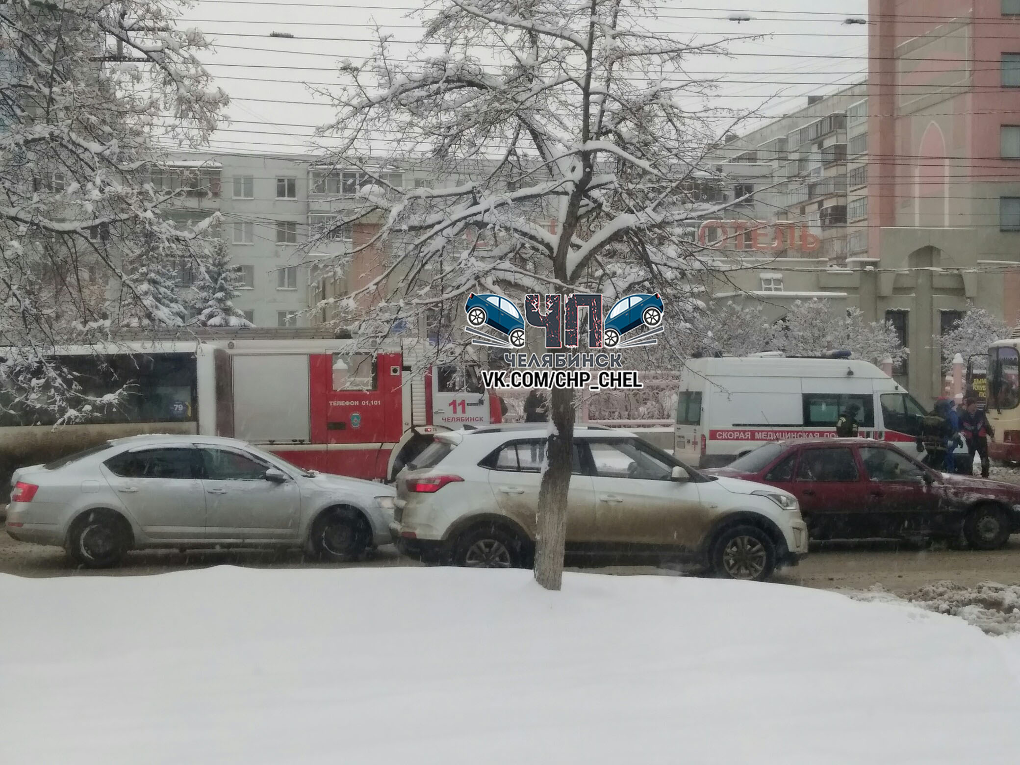 На месте работают экстренные службы На месте работают экстренные службы