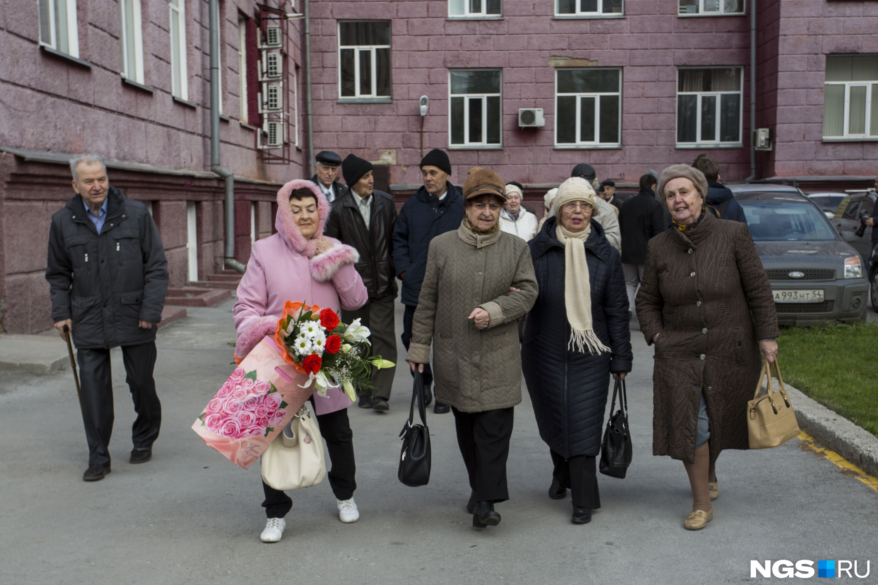 Через 60 лет. Встреча выпускников через 60 лет фото. Первые выпускники после 45 года.