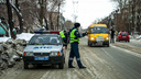 В Челябинске для борьбы с предновогодними пробками на улицы вывели дополнительные экипажи ГИБДД