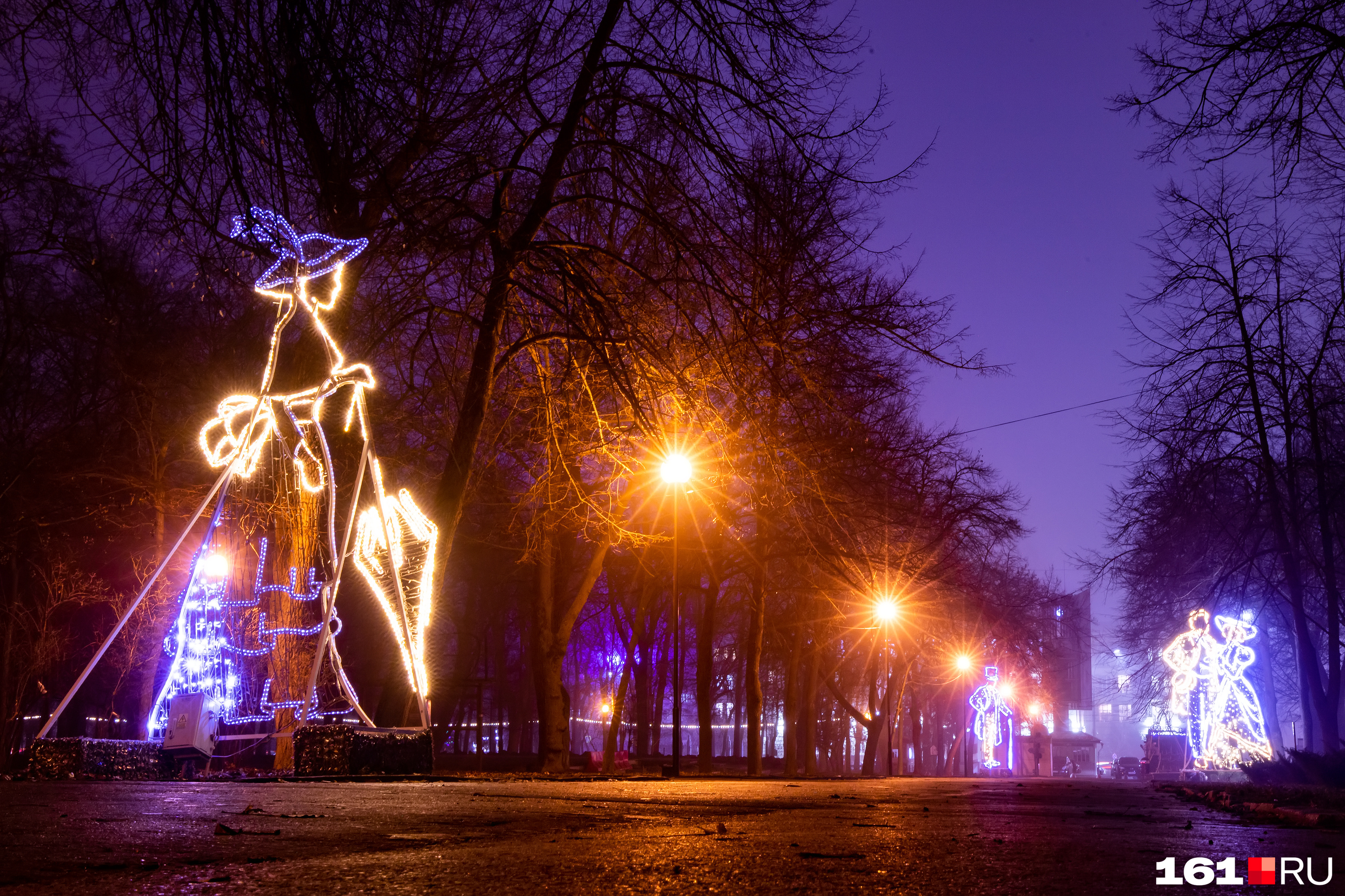 Аллеи города освещают такие фигуры — элегантные пары составляют ростовчанам приятную компанию на прогулках Аллеи города освещают такие фигуры — элегантные пары составляют ростовчанам приятную компанию на прогулках