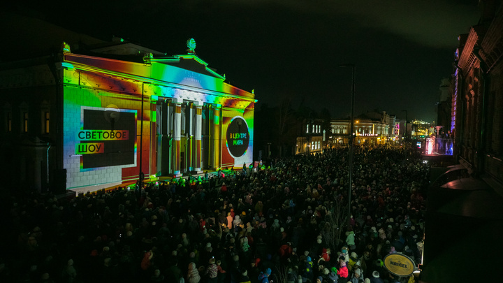 На фасаде театра Пушкина показали световое шоу о рождении дня и ночи