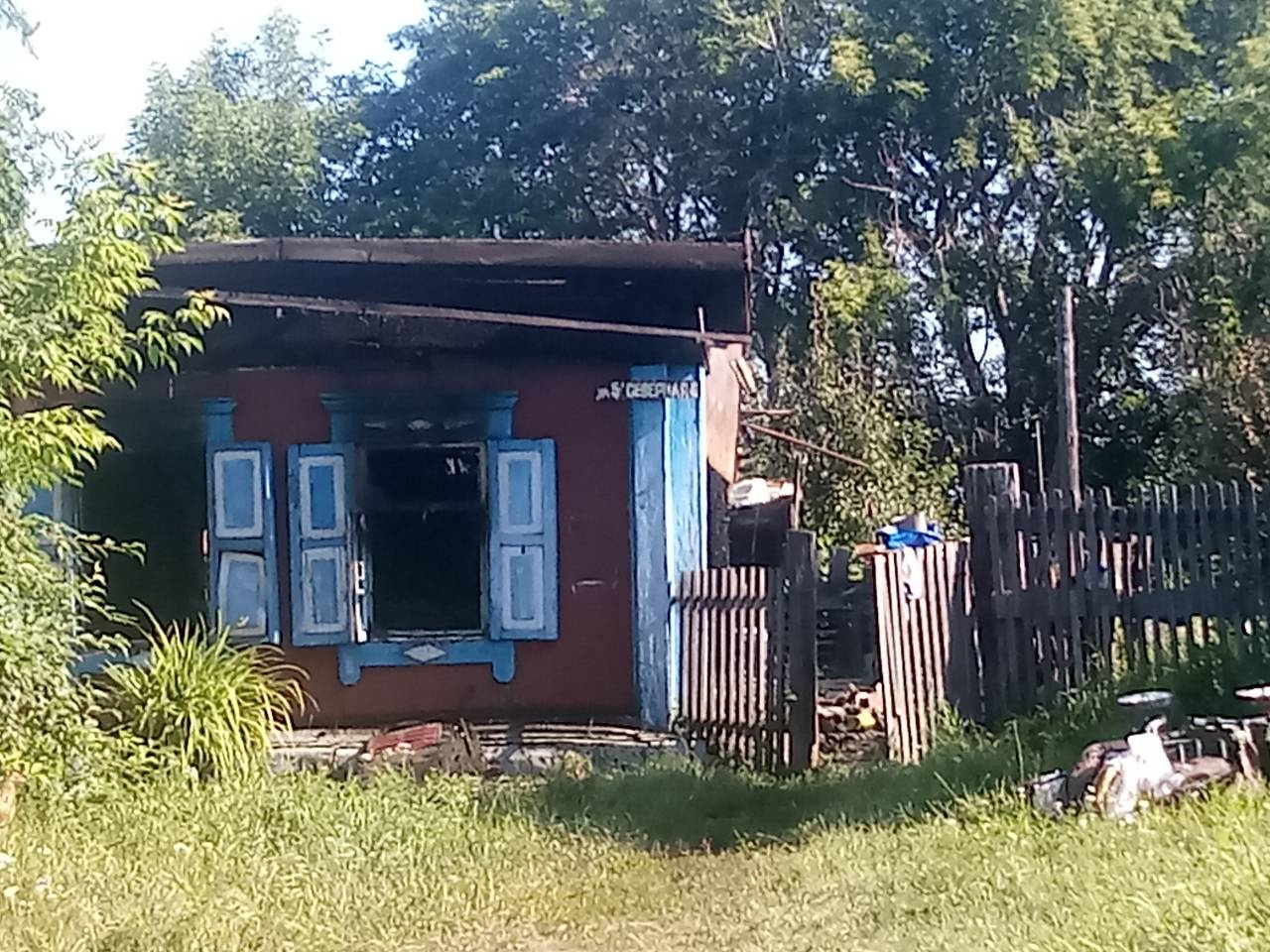 Спасателям удалось зайти в горящий дом, чтобы вынести людей, только через окно спальни Спасателям удалось зайти в горящий дом, чтобы вынести людей, только через окно спальни