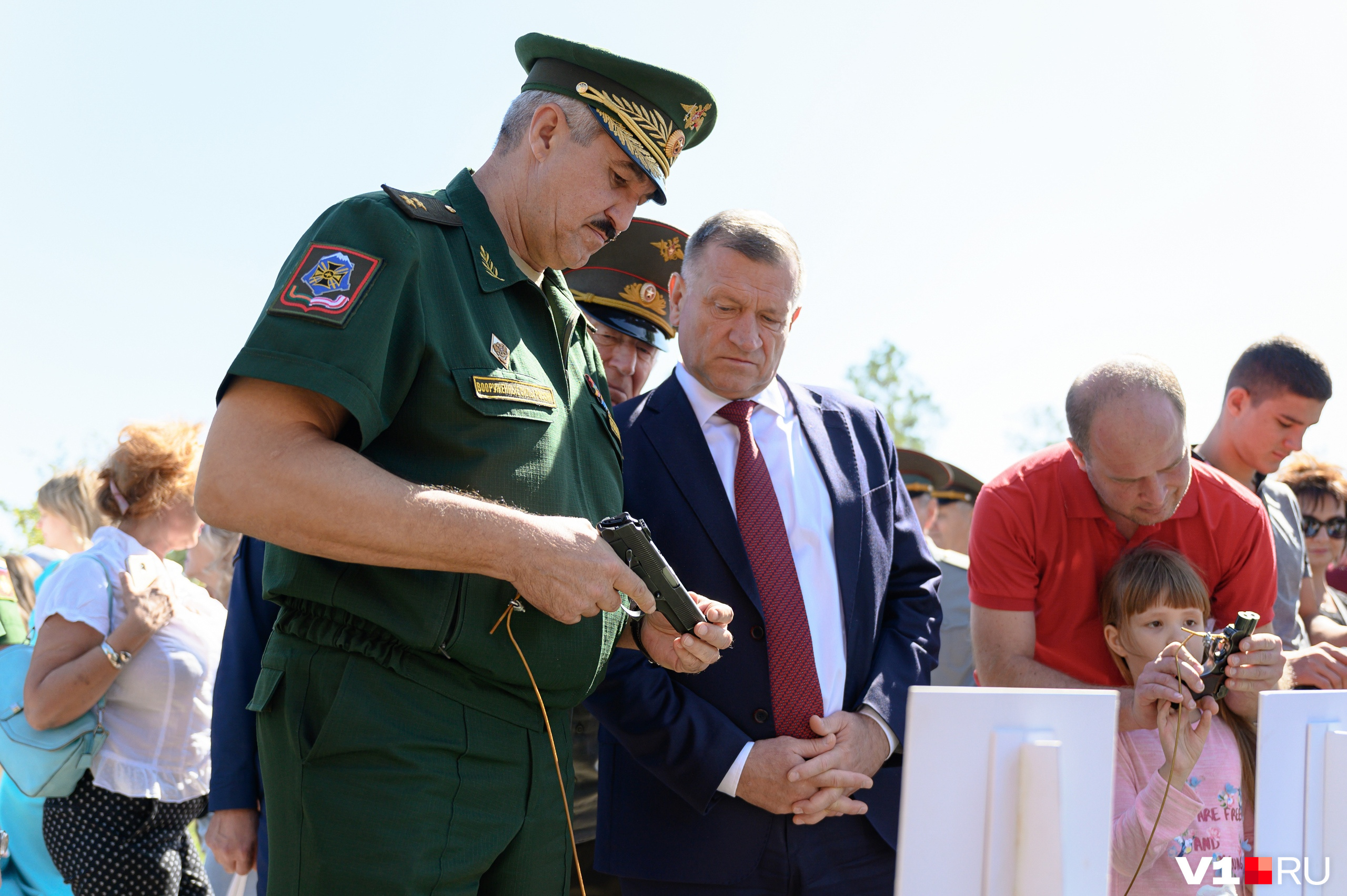 Сергей Кузовлев проверяет оружие Сергей Кузовлев проверяет оружие