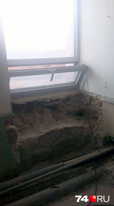 Стена под окном частично разрушена