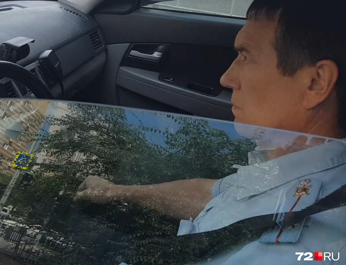 Полицейский не стал представляться и разговаривать с тюменцем, сказав ему лишь: «Че надо?» Полицейский не стал представляться и разговаривать с тюменцем, сказав ему лишь: «Че надо?»