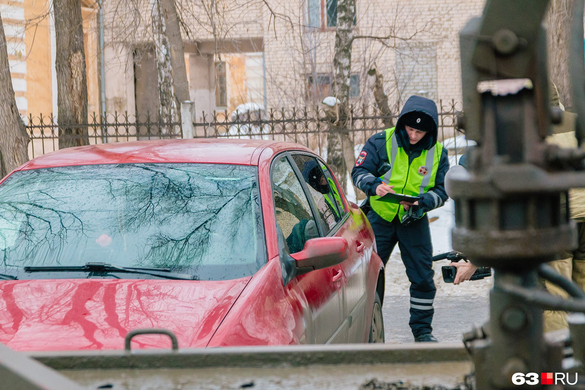 Перед погрузкой автомобиля на эвакуатор инспектор целиком осматривает машину