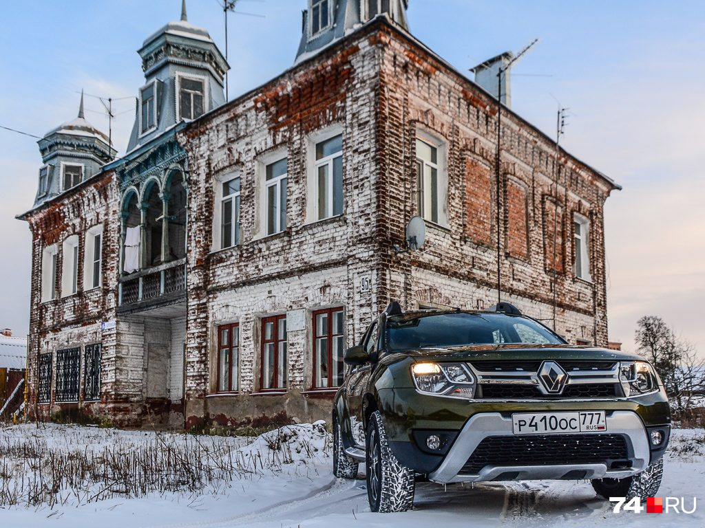 Renault Duster стоит от 699 тысяч рублей в простенькой комплектации Authentique: версии с полным приводом и средним оснащением стоят ближе к миллиону 