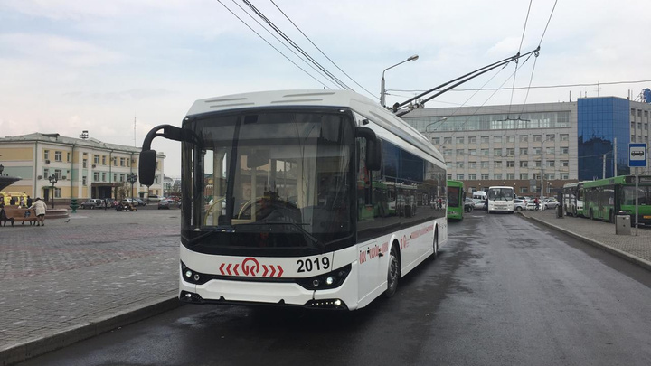 В Красноярске на линию выводят первый новый троллейбус с USB для зарядки телефонов