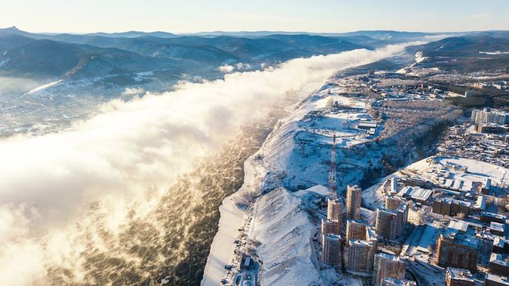 Красноярский фотограф сделал впечатляющие снимки морозного тумана над Енисеем