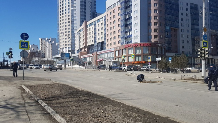 Школьника, которого в центре Екатеринбурга сбила женщина на Toyota, под машину толкнули друзья