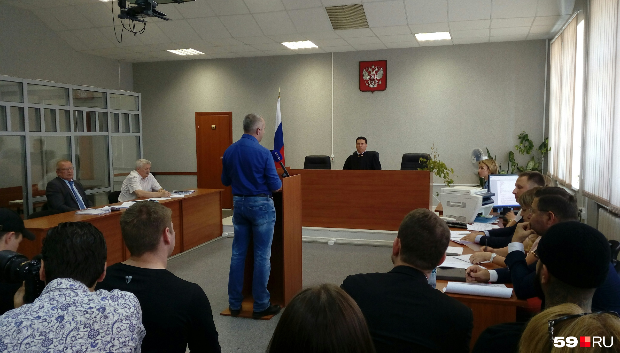 Вторым судья опрашивал сотрудника вневедомственной охраны Вторым судья опрашивал сотрудника вневедомственной охраны