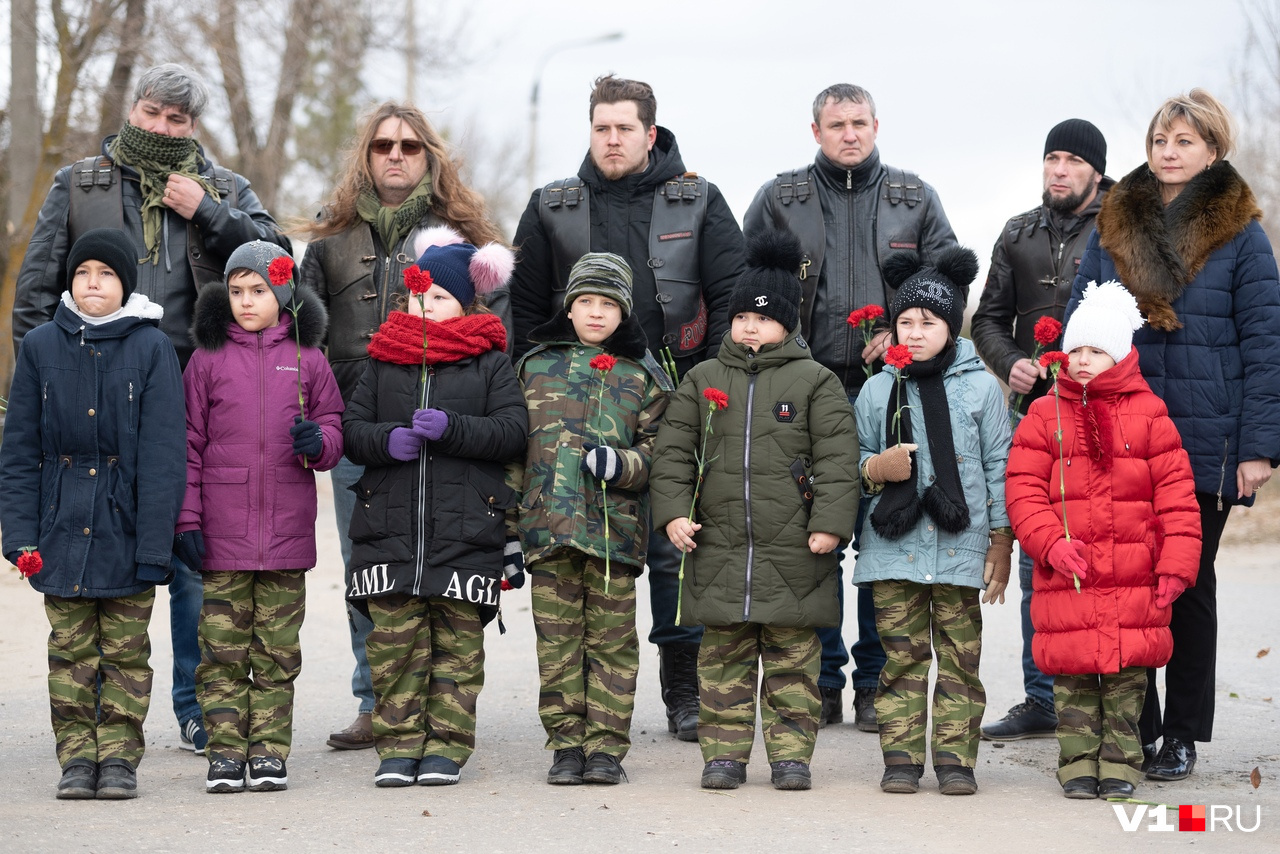 На открытие памятника пришли и мотоциклисты, и дети На открытие памятника пришли и мотоциклисты, и дети
