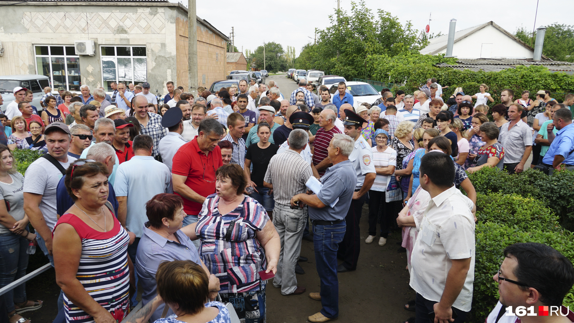 Возле администрации собралось около 350 человек