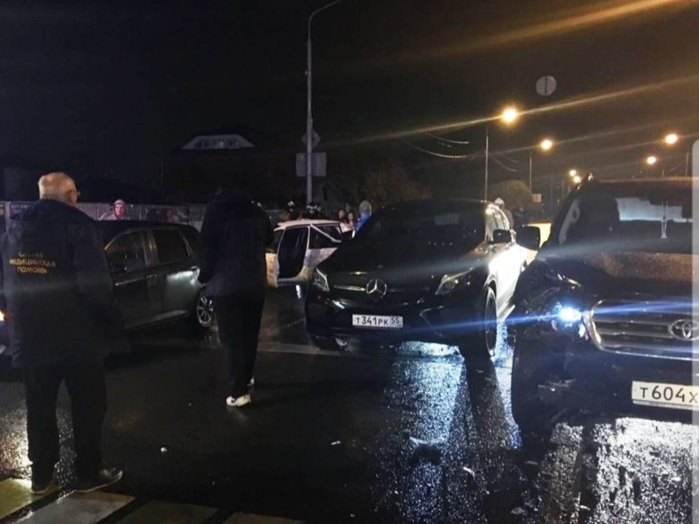 «Датсун» после столкновения врезался в две стоящие машины