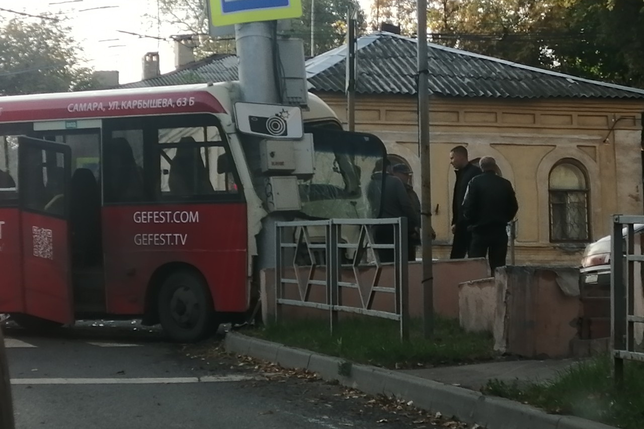 17 автобус самара. Врезался автобус в Самаре в столб. ДТП С автобусом в Самаре сегодня. Самара авария на перекрестке Водников и Комсомольская. Автобус столкнулся с грузовиком в Самаре сегодня на физкультурной.