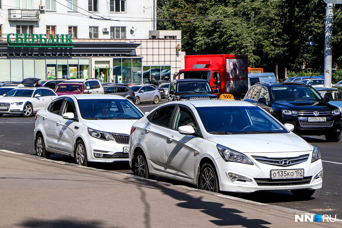 На площади Горького почти круглосуточно стоят таксисты На площади Горького почти круглосуточно стоят таксисты