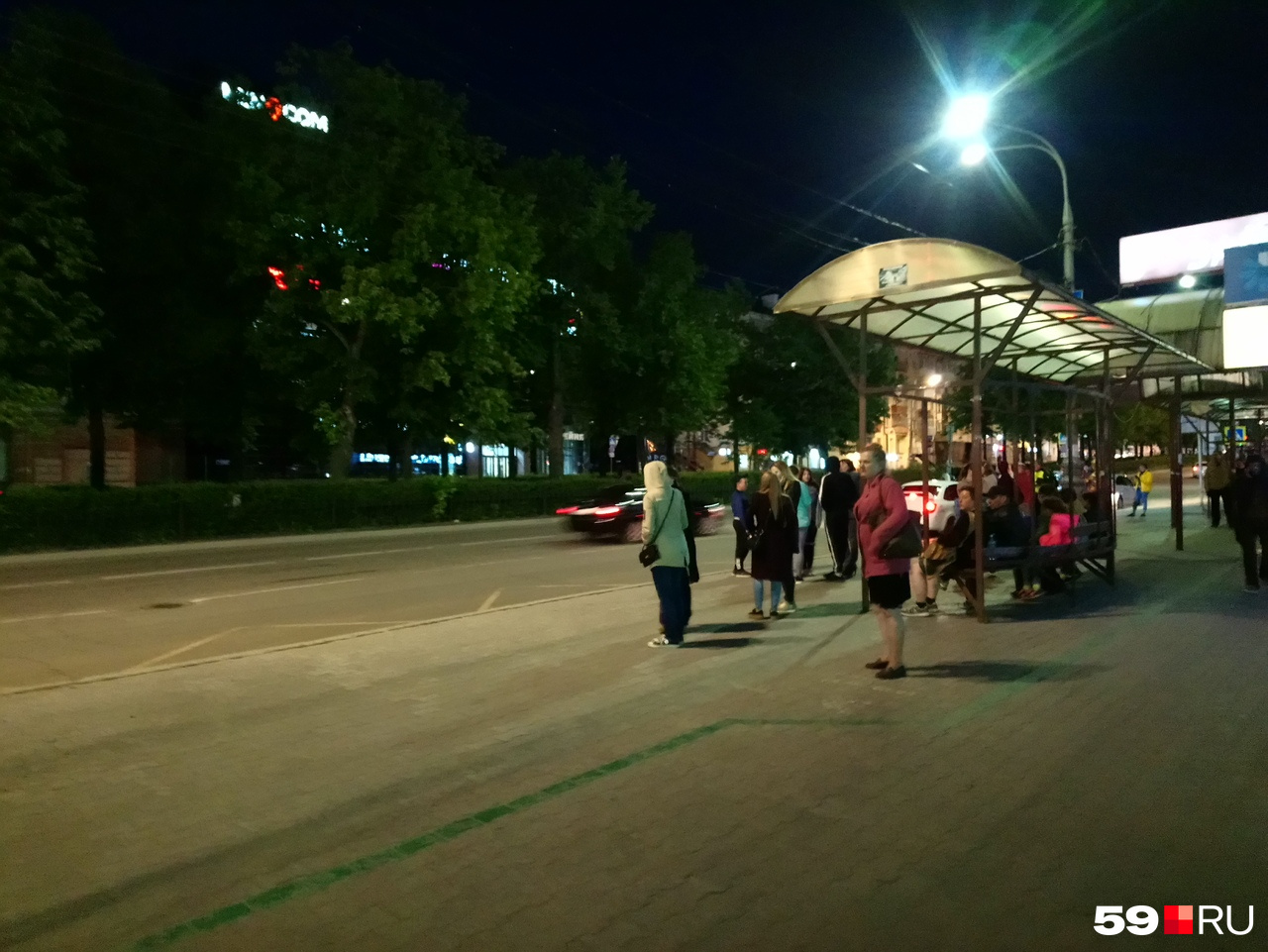 Пассажиры ждут свои автобусы Пассажиры ждут свои автобусы