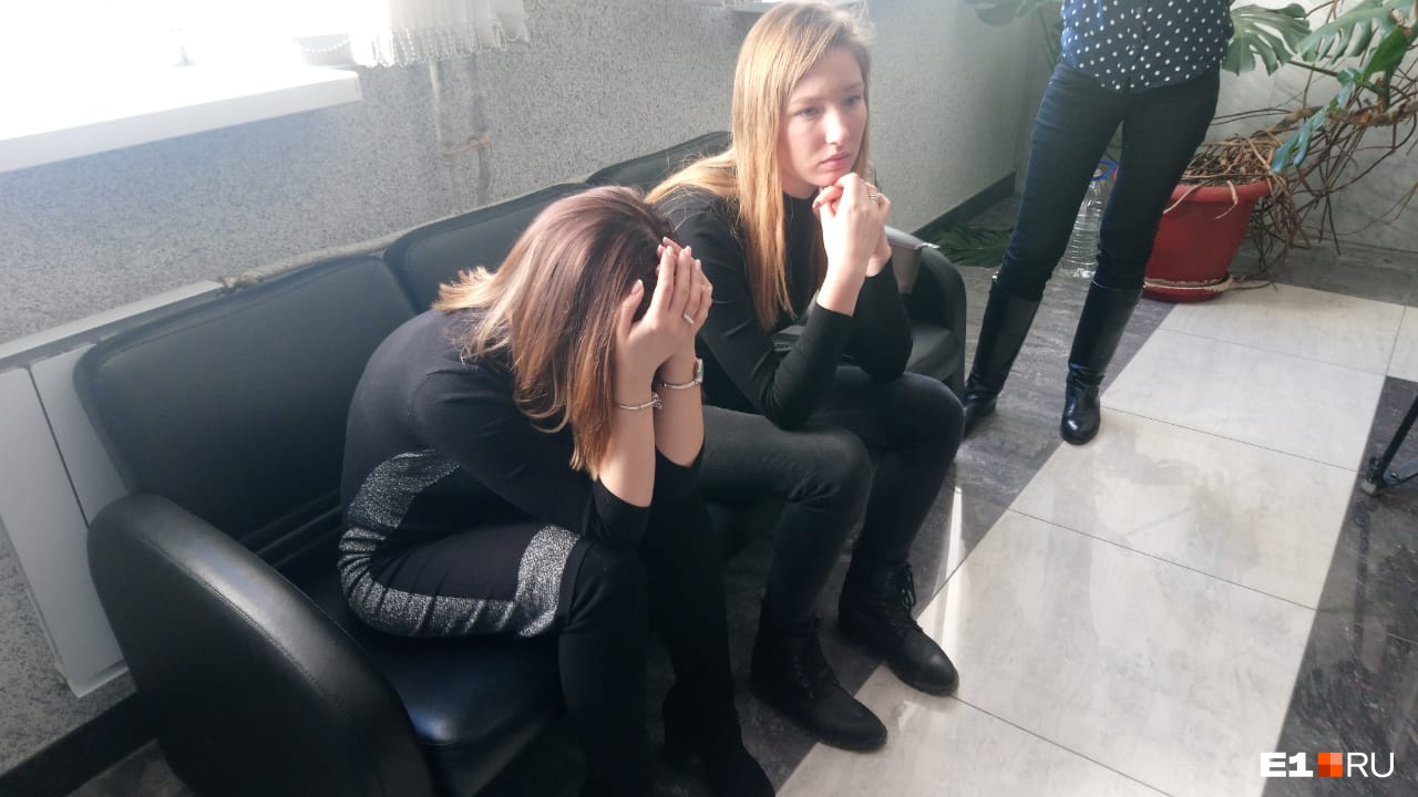 Жена Алексея — Ольга (слева) не могла сдержать слез, она надеялась, что ее мужа сегодня оправдают
