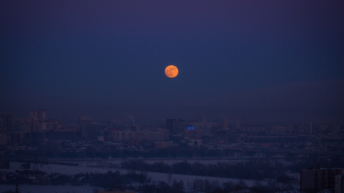 Кровавая луна взошла над Россией: публикуем фото суперлуния со всей страны
