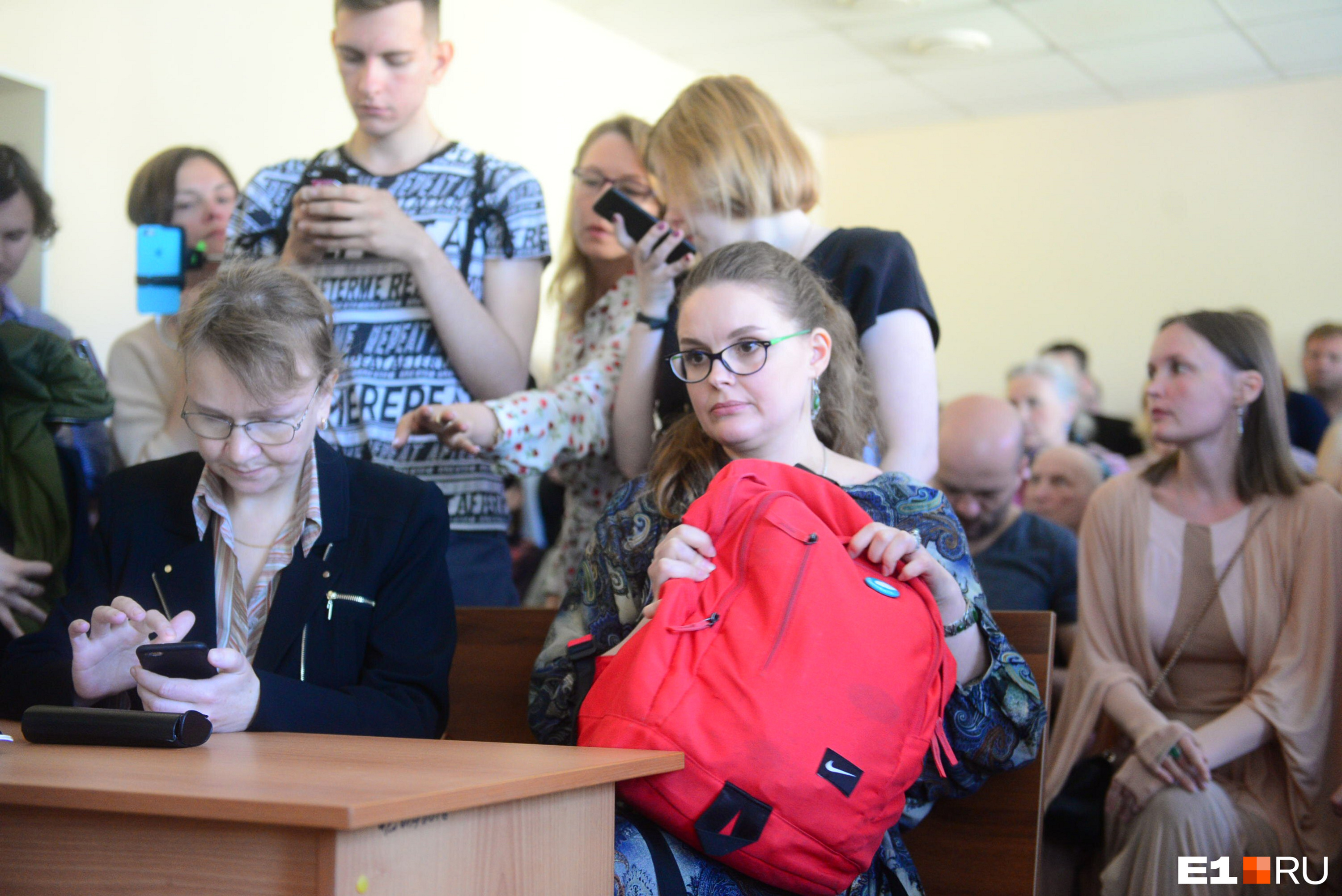 На суд Анна пришла с большим рюкзаком. Возможно, опасалась того, что ее отправят в изолятор На суд Анна пришла с большим рюкзаком. Возможно, опасалась того, что ее отправят в изолятор