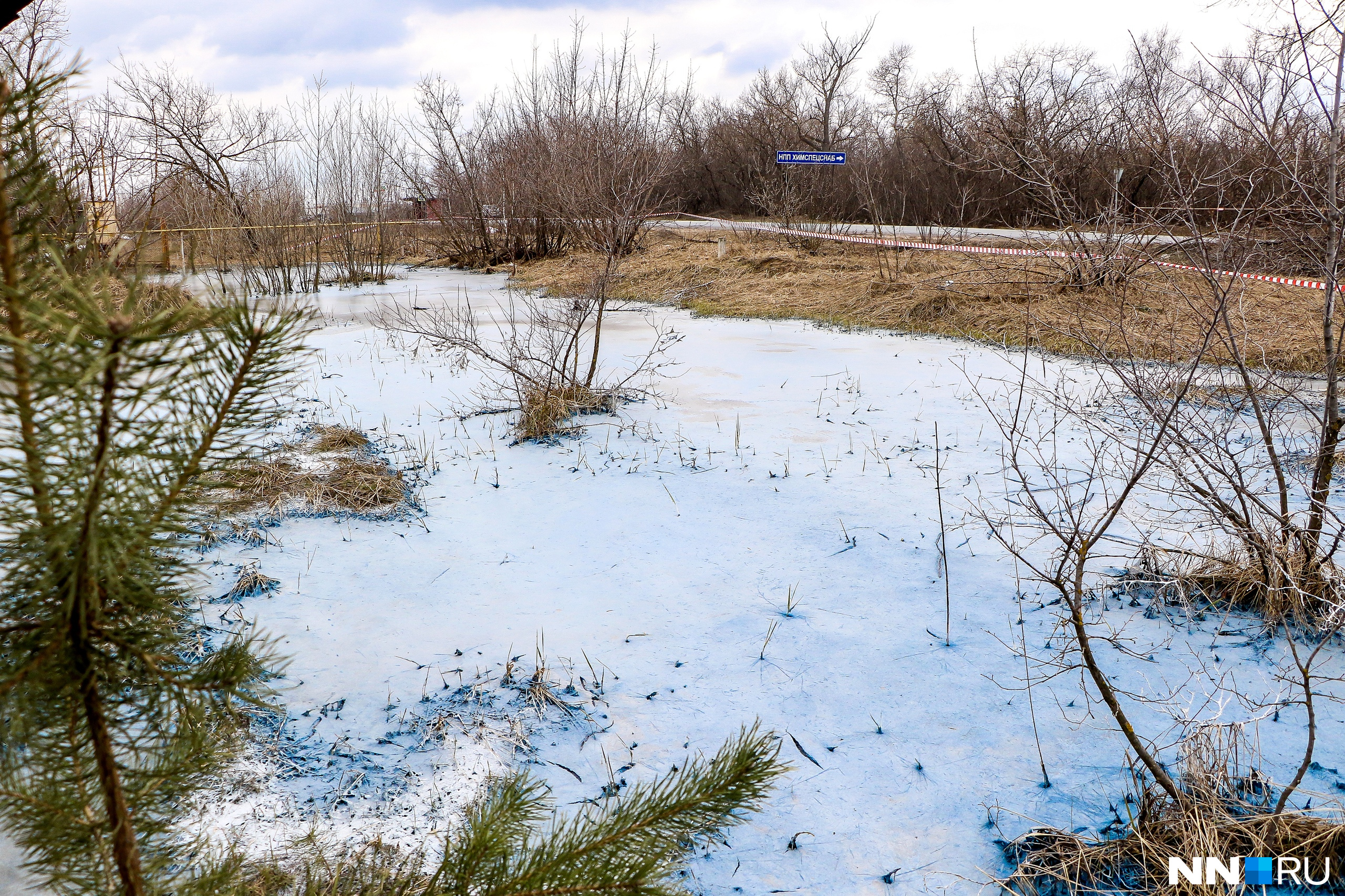 заливала землю талая вода песня. затопленный дом. пахоменко заливала землю талая вода. дача талый снег. заливала землю талая.