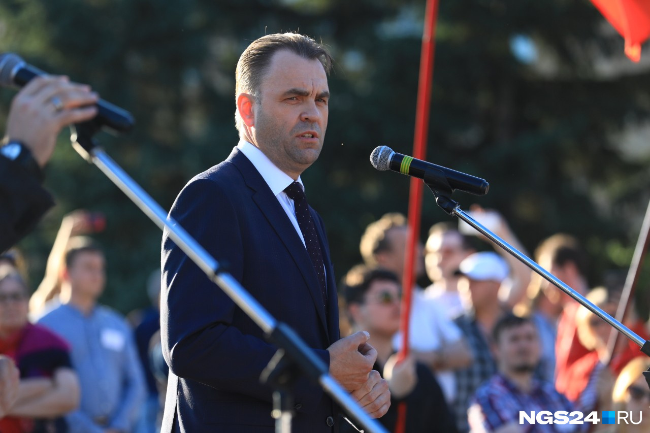 Во время митинга министра Павла Корчашкина несколько раз перебивали. Во время митинга министра Павла Корчашкина несколько раз перебивали.