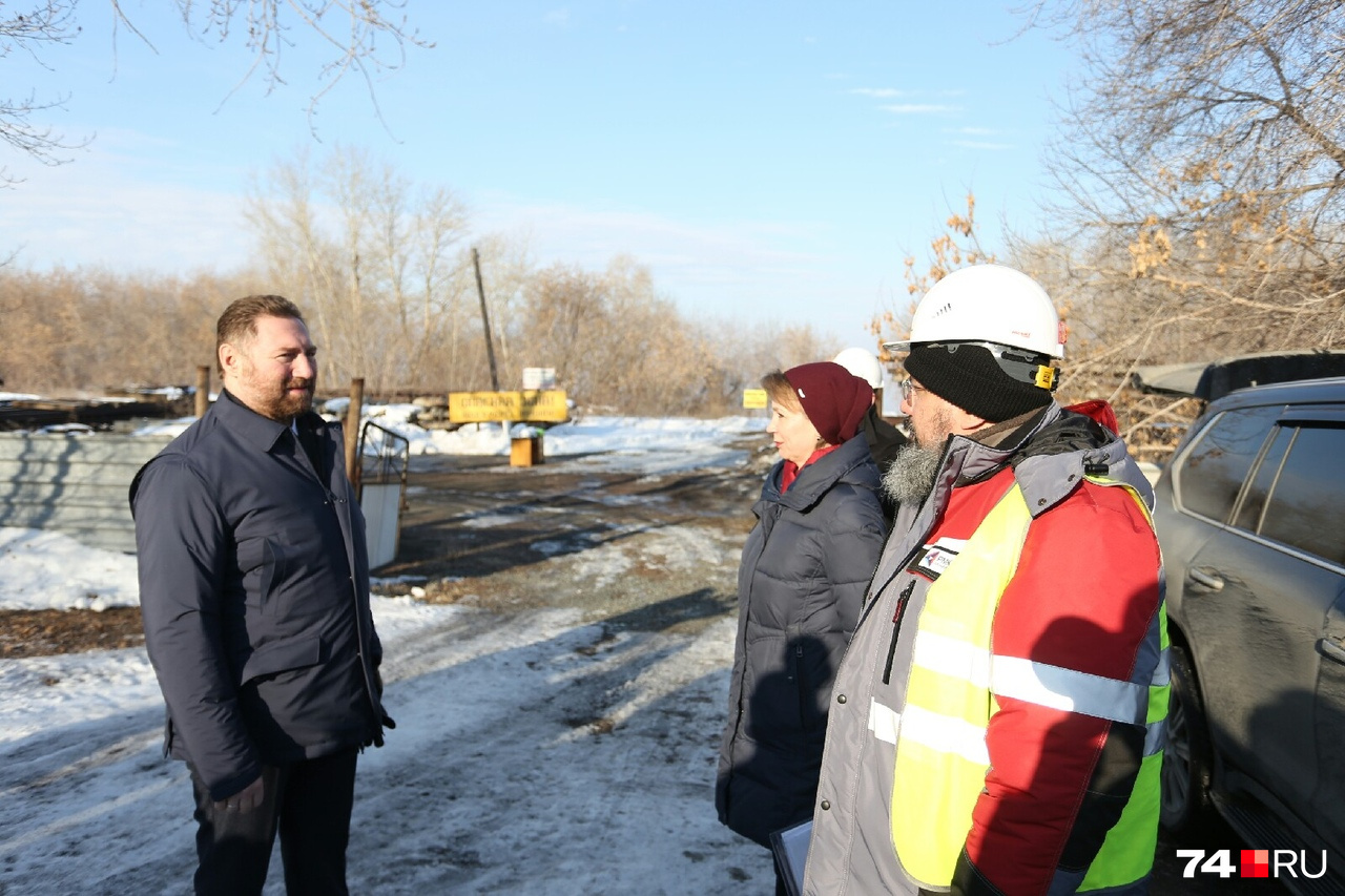 Журналистов на Коркинском разрезе встретили работники в касках и президент РМК Всеволод Левин (слева) Журналистов на Коркинском разрезе встретили работники в касках и президент РМК Всеволод Левин (слева)