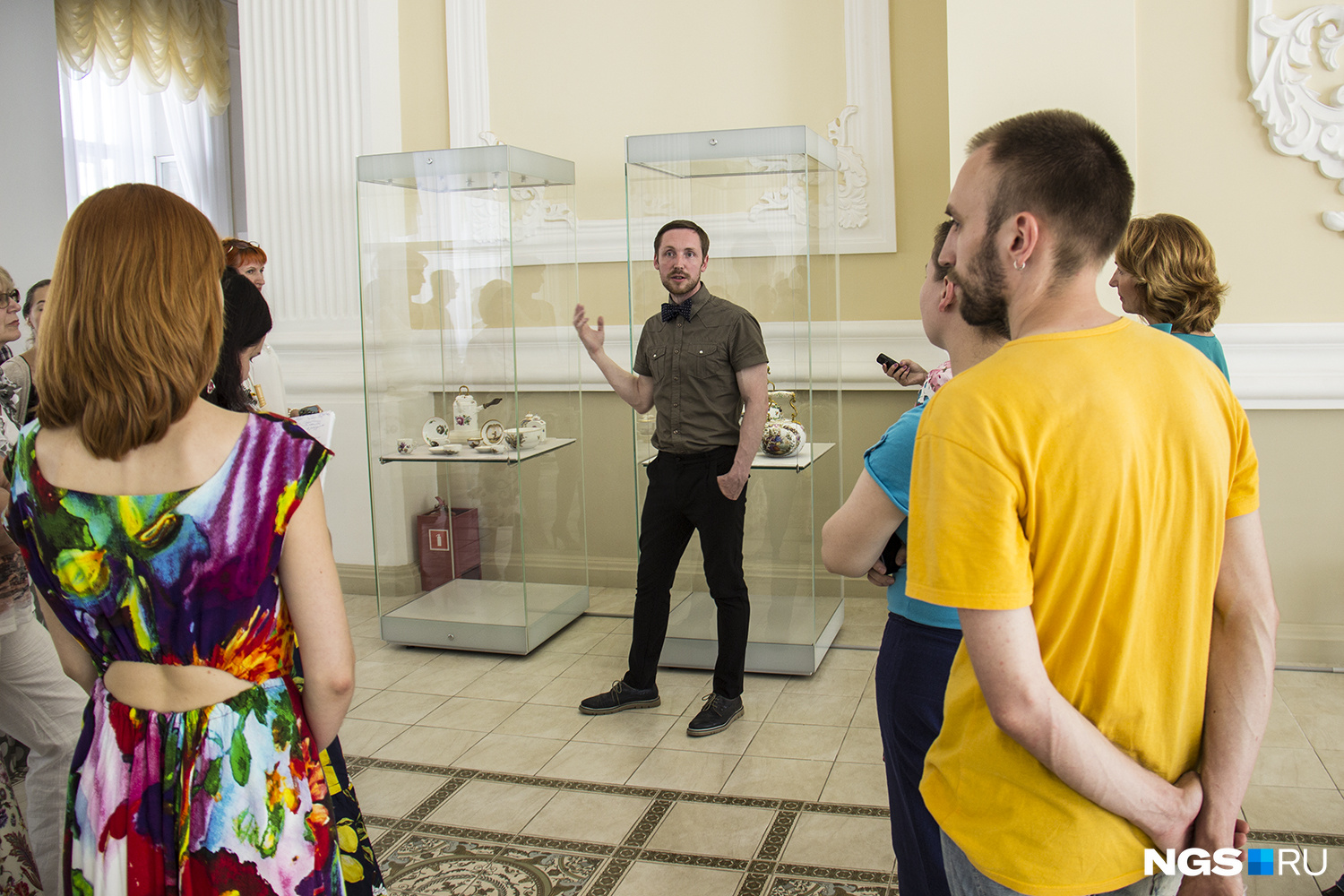 На открытии выставки экскурсию провел сотрудник фонда керамики и стекла Омского областного музея изобразительных искусств Иван Гольский