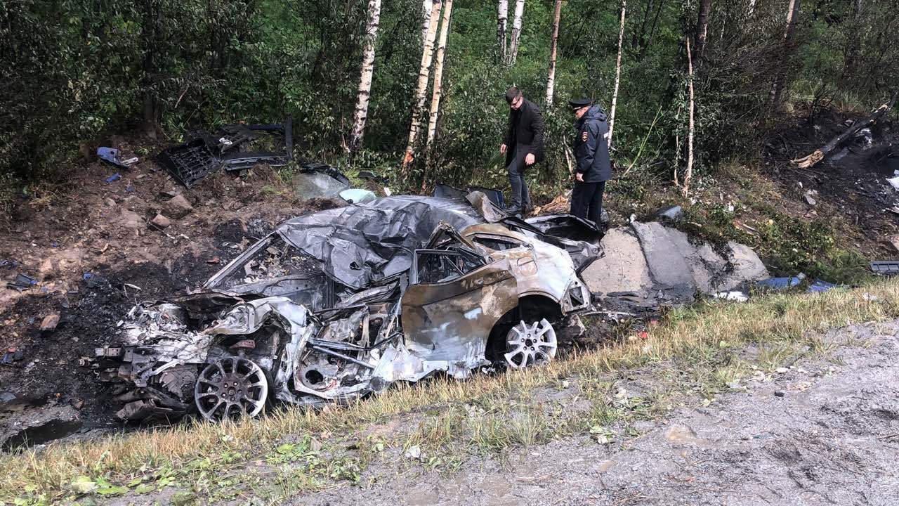 Легковушку огонь тоже уничтожил полностью Легковушку огонь тоже уничтожил полностью