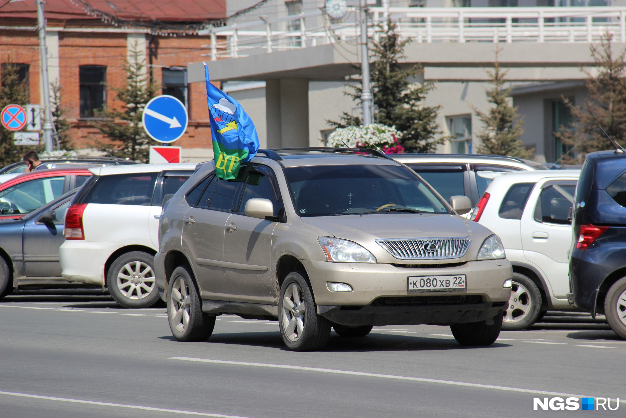 Праздничные авто с флагами под окнами областного правительства. Фото Густаво Зырянова