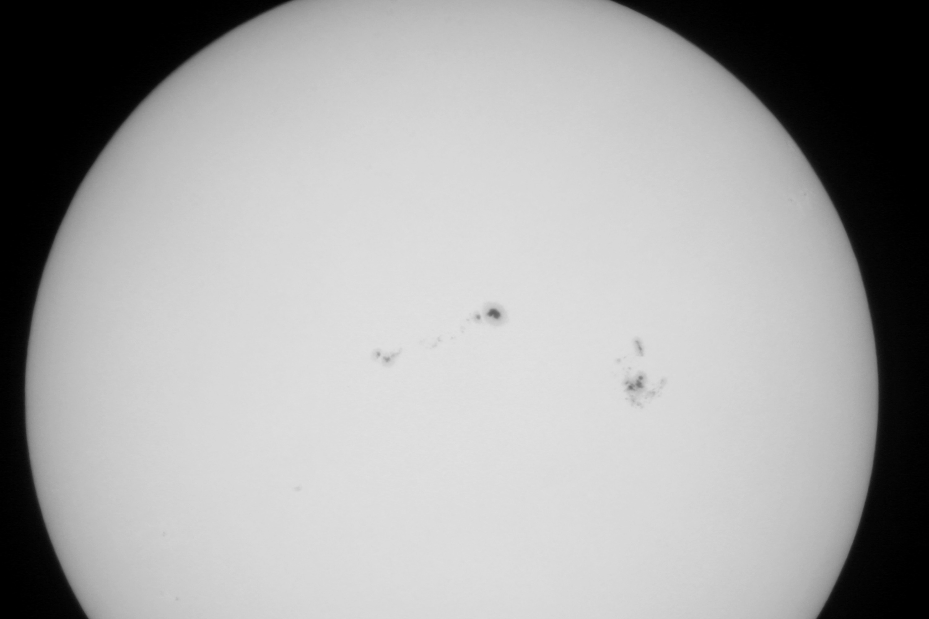 Солнце с группами пятен. Меньший телескоп