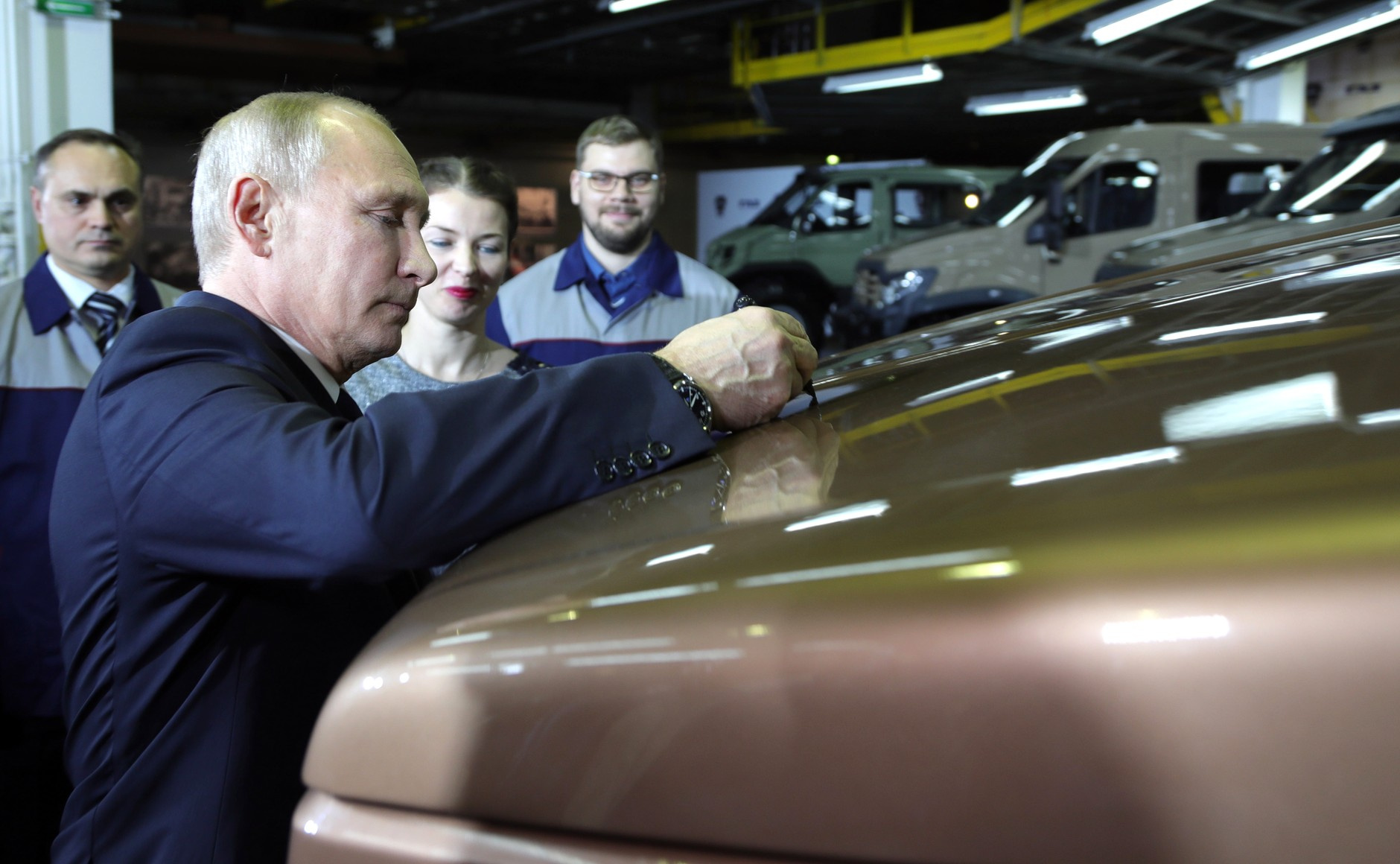 Владимир Путин расписался на капоте первого серийного "ГАЗона NEXT"