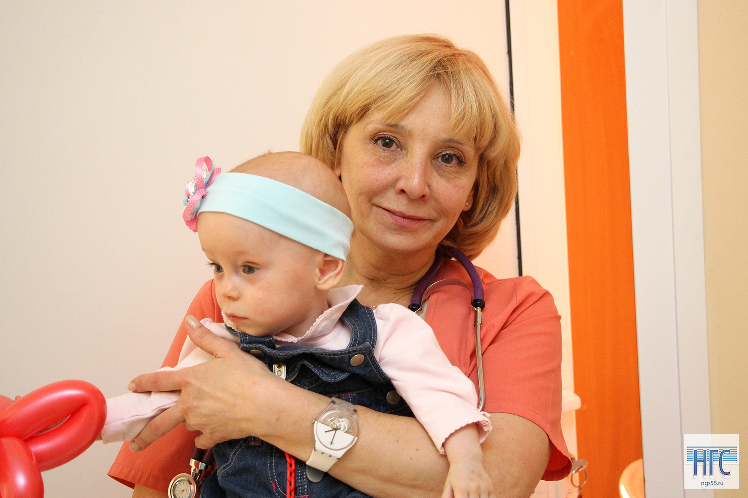        Маша на руках у завотделением Елены Каташовой   