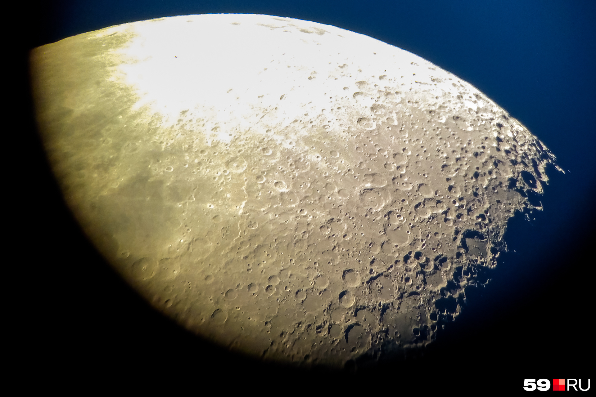 Нашему фотографу удалось сфотографировать Луну через телескоп. Вот такая красота получилась! 