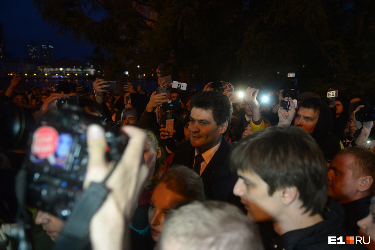 Мэр Екатеринбурга дошел до сквера: горожане обступили его и требуют отставки
