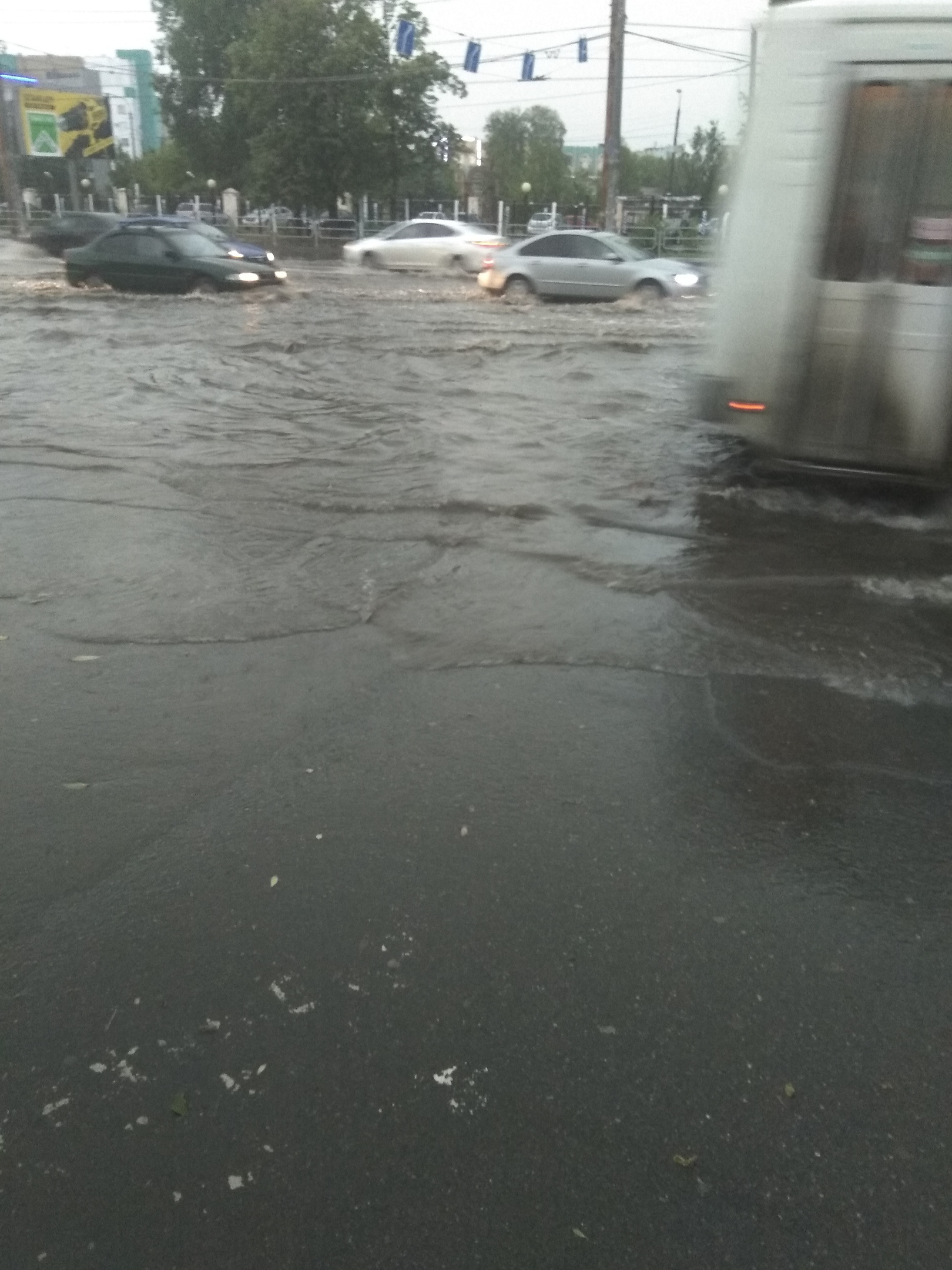 Вплавь добирались автомобилисты и возле областной больницы Вплавь добирались автомобилисты и возле областной больницы