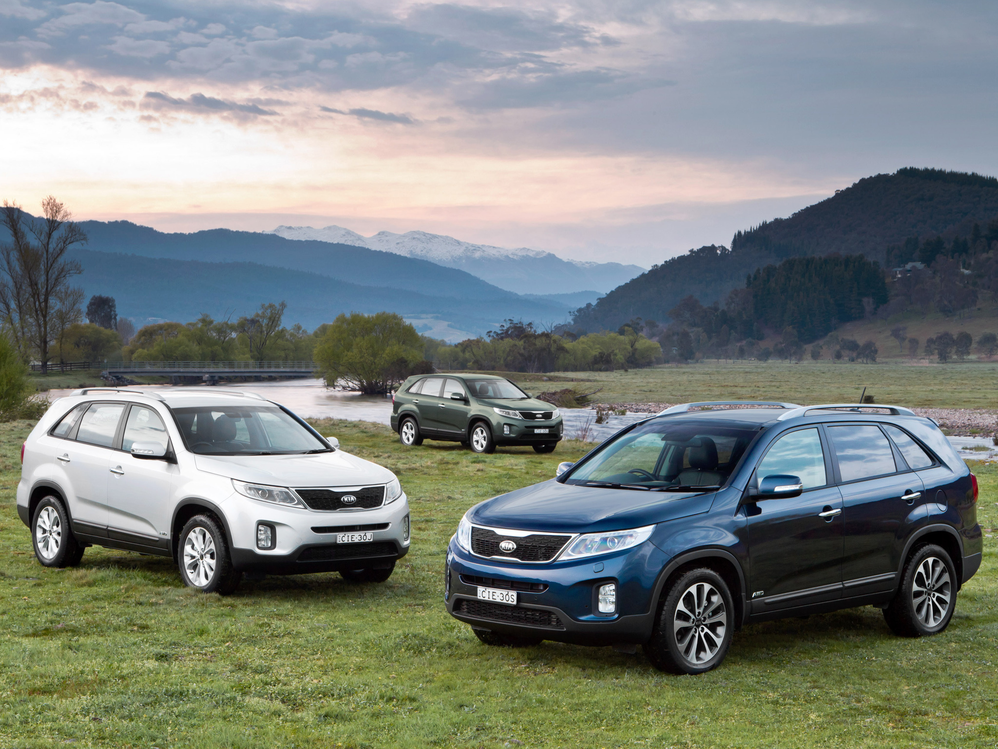 KIA Sorento этого поколения выпускается с 2009 года, и за это время пережил несколько рестайлингов KIA Sorento этого поколения выпускается с 2009 года, и за это время пережил несколько рестайлингов