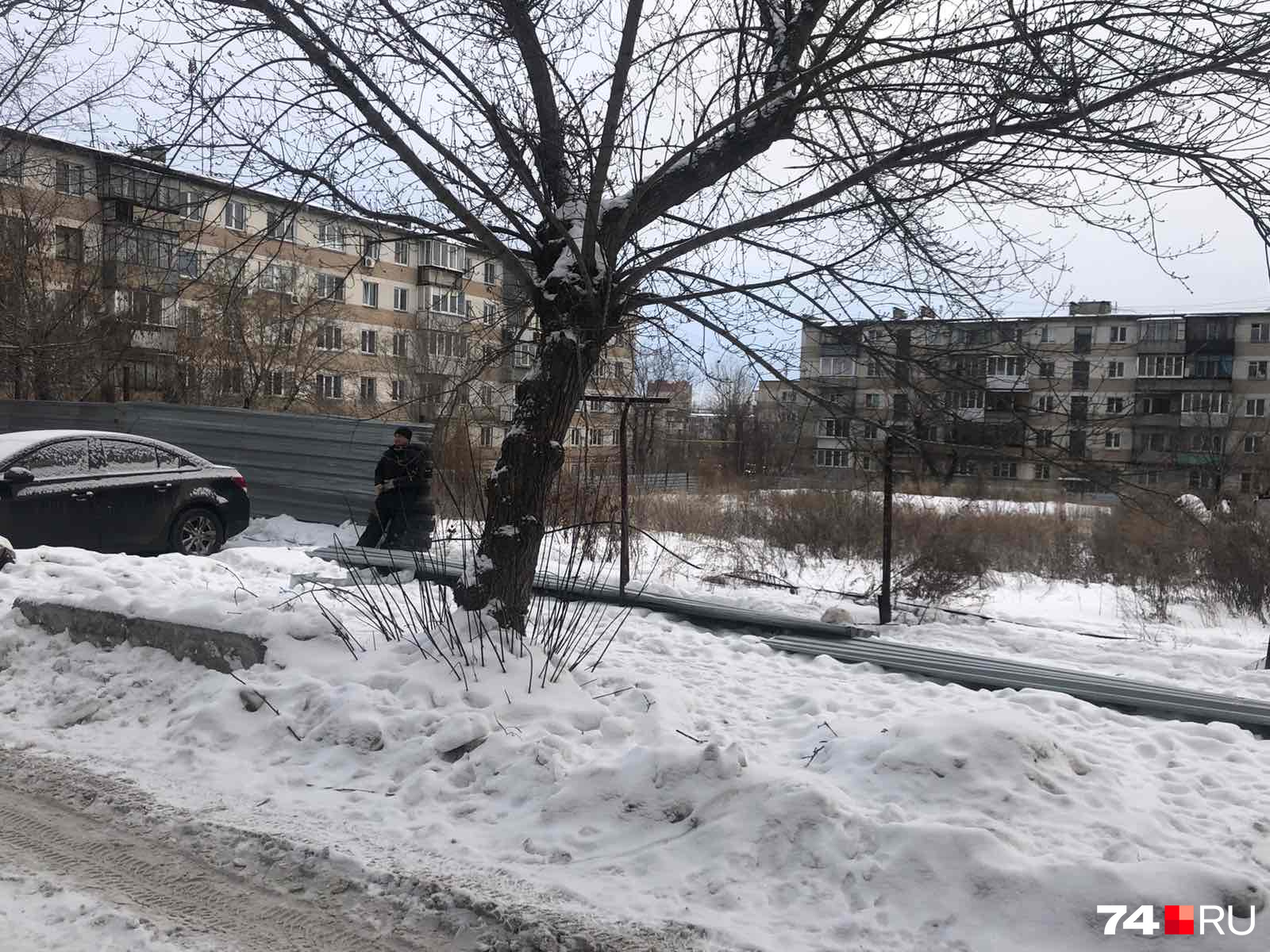 Забор в этом месте простоял два года Забор в этом месте простоял два года