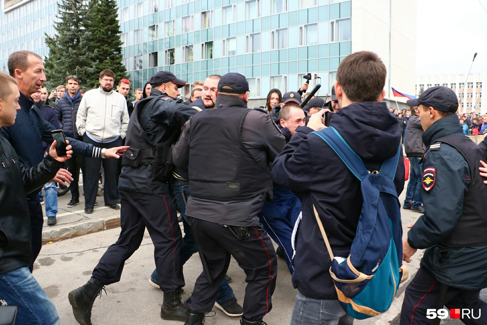 Владислав Аскариди (на переднем плане) до задержания. Он снимает происходящее на телефон