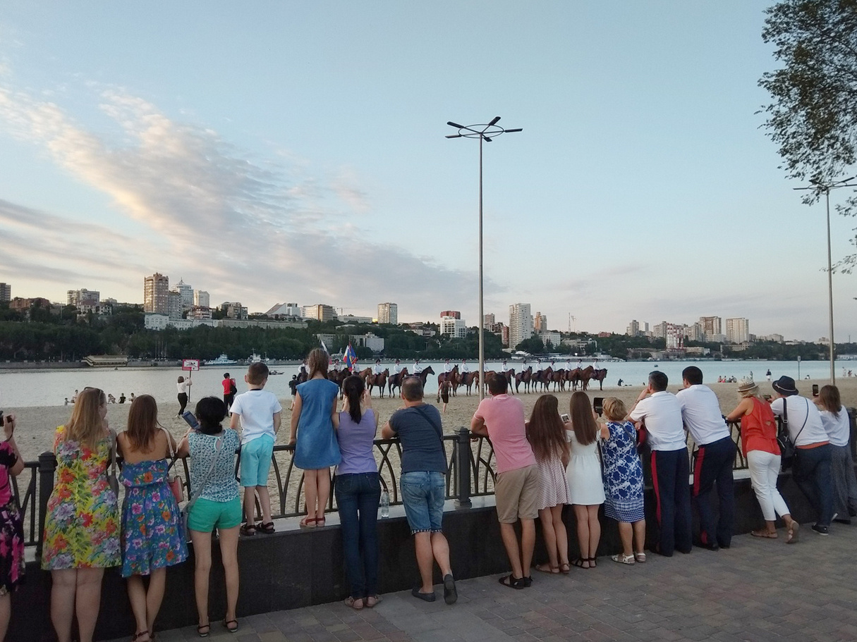 Болельщики ждут начала матча на левом берегу Болельщики ждут начала матча на левом берегу