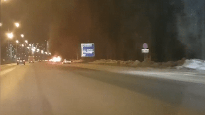 Семь машин остановились помочь: на Кольцовском тракте на ходу загорелась «девяносто девятая»