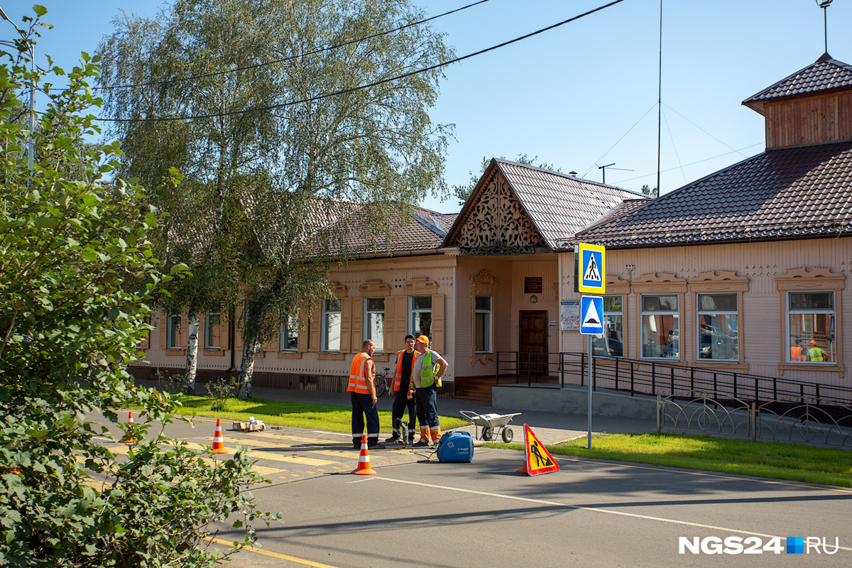 Рабочие в последние дни перед юбилеем приводят в порядок улицы города Рабочие в последние дни перед юбилеем приводят в порядок улицы города