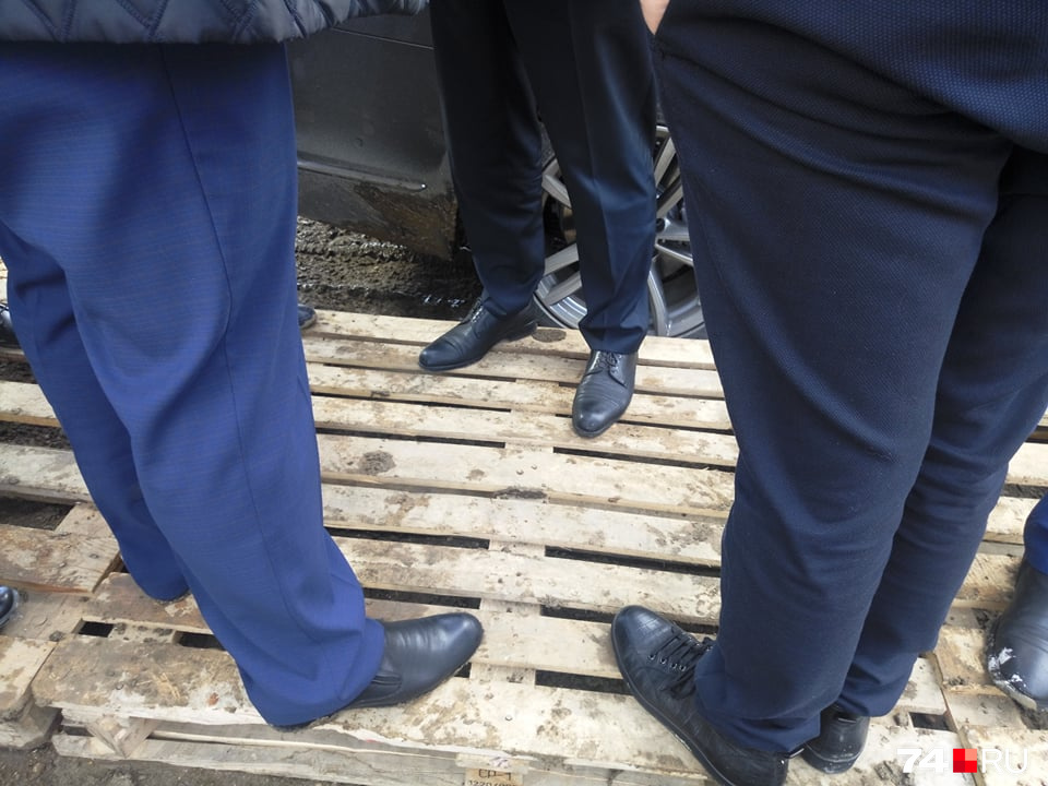 На полетаевском полигоне для чиновников специально уложили настилы, чтобы обувь не испачкали