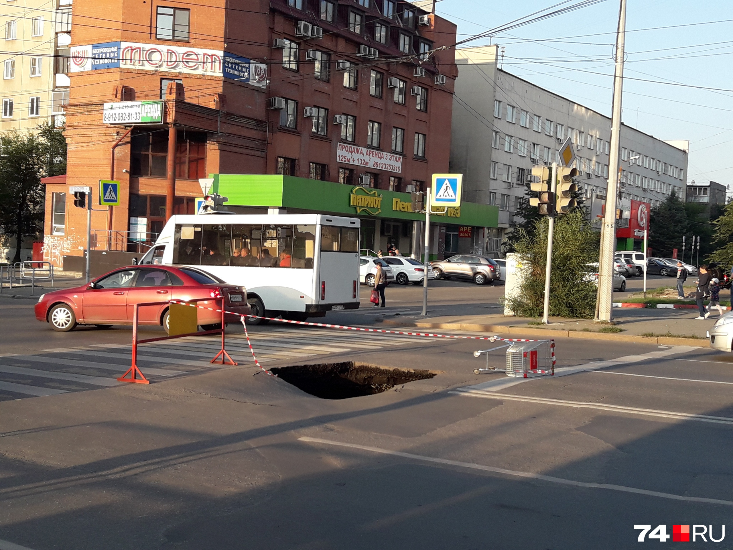 Сотрудники «Радуги» поставили перед ямой тележку, чтобы в неё не провалились машины Сотрудники «Радуги» поставили перед ямой тележку, чтобы в неё не провалились машины