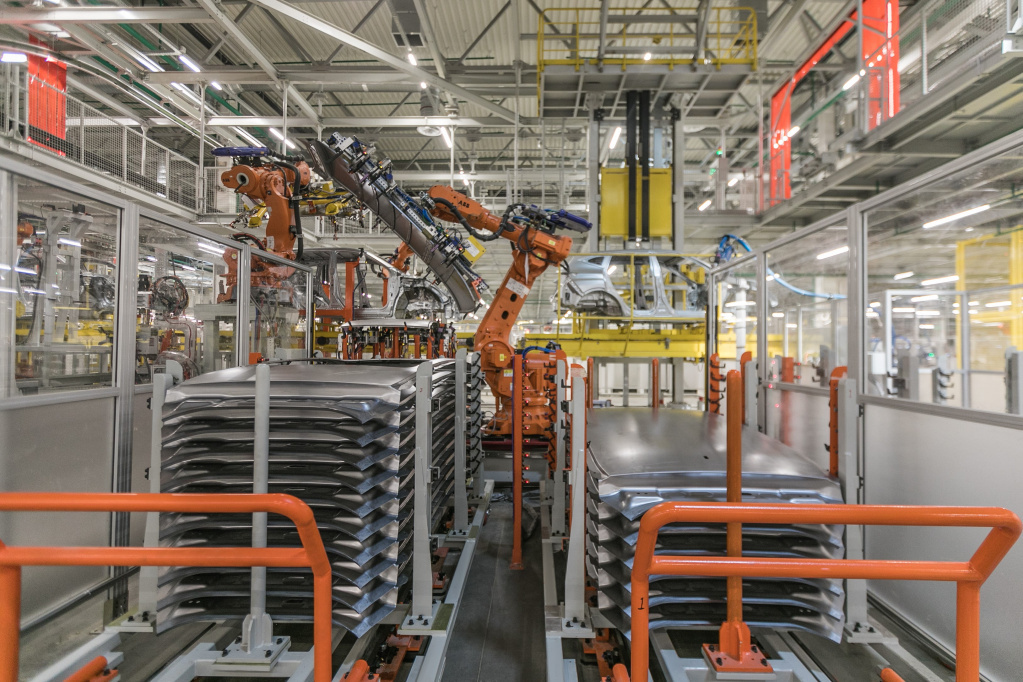 Производство на заводе под Тулой автоматизировано и предполагает достаточно много операций, включая сборку и сварку кузовов